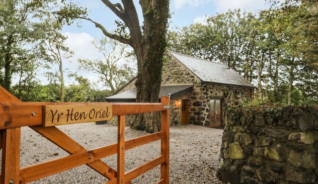 YR HEN ORIEL, family friendly, character holiday cottage in Llanrug