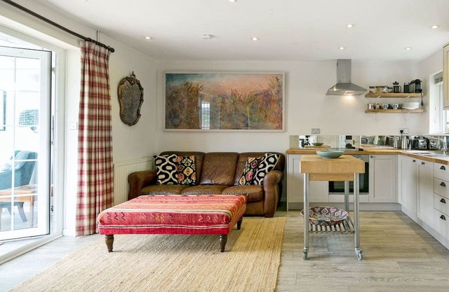 2 bedroom accommodation in Guildford