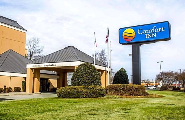 2-Star Hotel ∙ Comfort Inn Near Fort Bragg