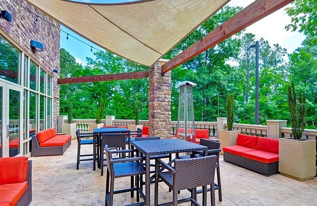 2-Star Hotel ∙ Hampton Inn & Suites Crabtree