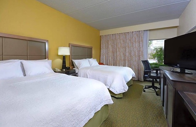 2-Star Hotel ∙ Hampton Inn Raleigh/Town of Wake Forest