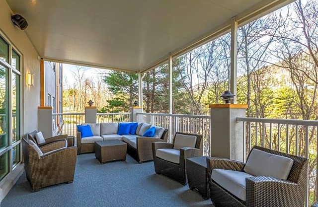 2-Star Hotel ∙ Holiday Inn Express & Suites Asheville Downtown, an IHG Hotel