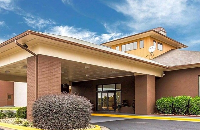 2-Star Hotel ∙ Quality Suites Convention Center - Hickory