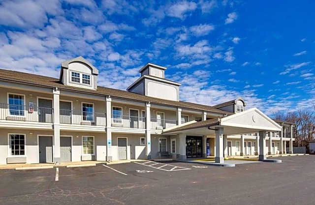 2-Star Hotel ∙ SureStay Plus Hotel by Best Western Asheboro