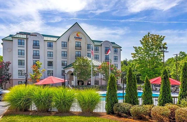 2-Star Hotel ∙ Comfort Suites Hanes Mall