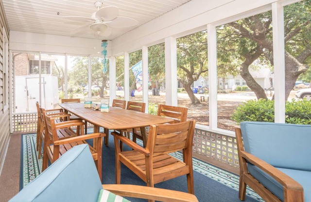 3 BR, 2BA beach home located just two blocks from the beach - Accidentally Ours