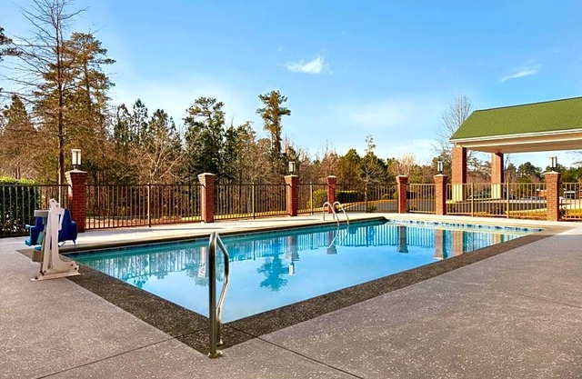 3-Star Hotel ∙ Four Points by Sheraton Raleigh Arena