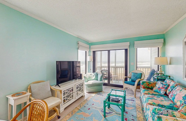 3rd-Floor Condo in Direct Oceanfront Location with Panoramic Views & Free WiFi