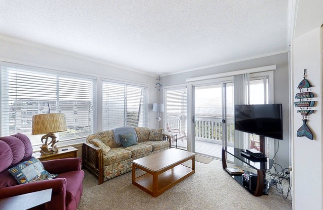 3rd-Floor Home in Oceanfront Complex w/Shared Pool & Hot Tub, Balcony, WiFi