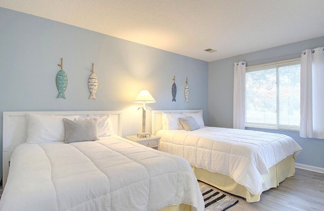 6B - Fairway villa overlooking Oyster Bay Golf Links