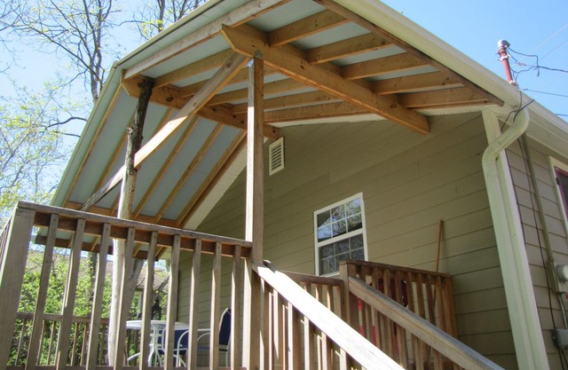 Adorable central Asheville cottage--30 day minimum May and/or June, 2018.