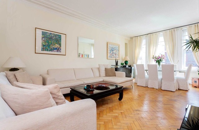 Airy Hampstead home sleeping 8, located minutes from the tube (Veeve)