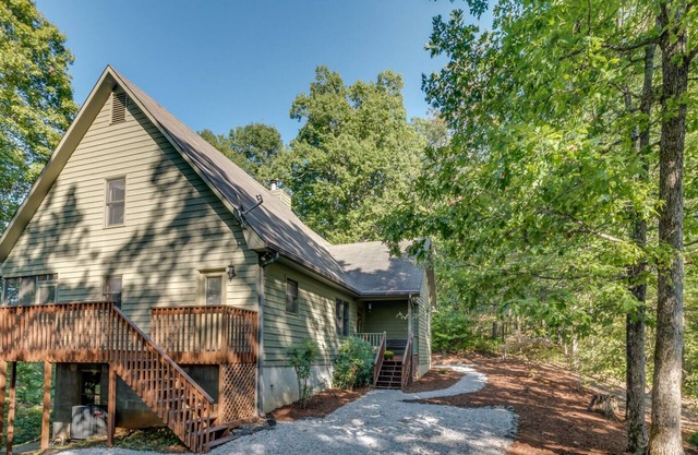 Almost Haven | Located between Saluda and Tryon | 25 Min. to TIEC; Zip-lining, hiking & more!