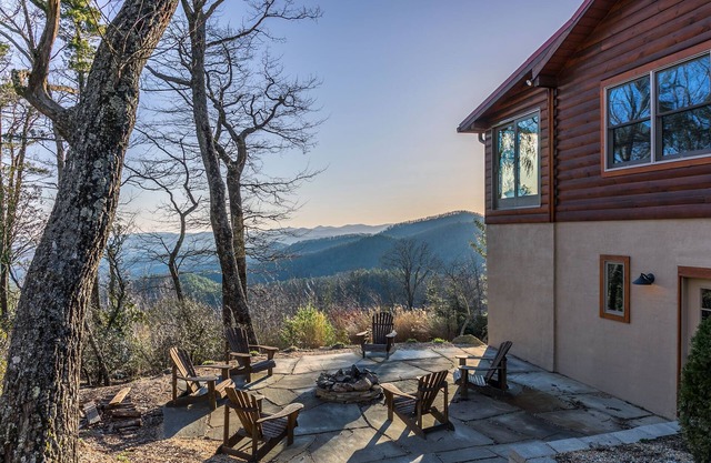 Alpine Vista - Blowing Rock Cabin with hot tub, Theater, Sauna, Views