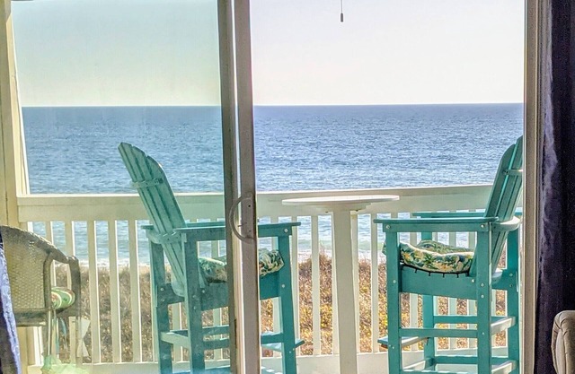 Beautiful Top Floor Oceanfront Condo, Breathtaking views from oceanside balcony