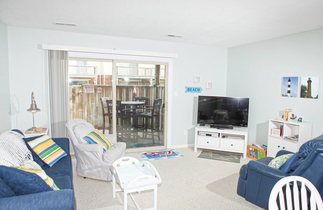 Beautifully Decorated Condo with Private Balcony, Free WiFi, Shared Pool, W/D