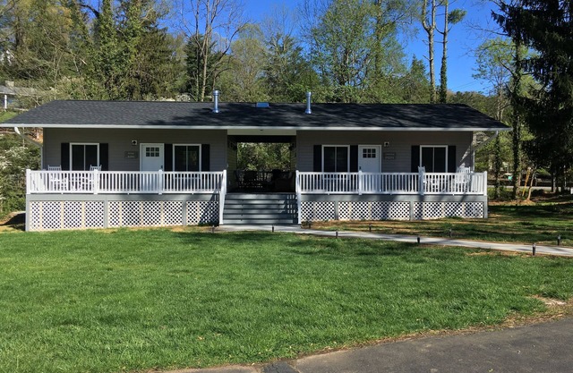 Brand New Smokies Cottage Walking Distance to Downtown Waynesville