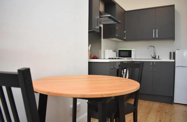 Bright & modern apartment for four in Morningside!
