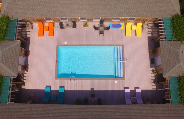 Cabana II: Perfect getaway for two that offers a shared pool