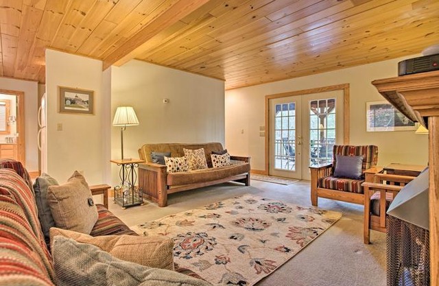 Cabin w/Game Room & Hot Tub Mins to Hendersonville