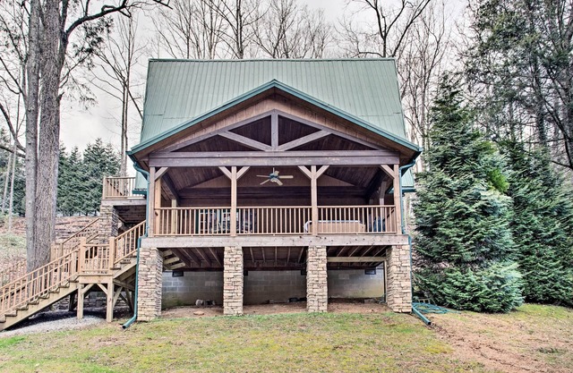 Cabin w/Game Room & Hot Tub Mins to Hendersonville