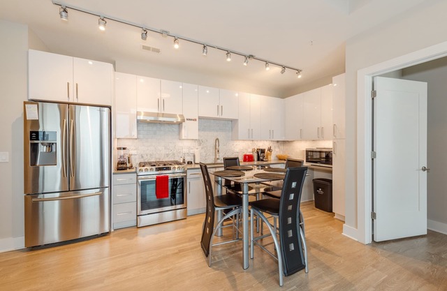 Charlotte 2 Bedroom furnished Apartment in Uptown Area by RedAwning