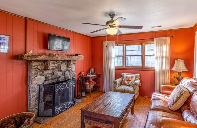 Cozy mountain gem with shared pool, free WiFi, & shared firepit - dogs welcome
