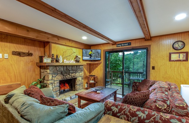 Creekside Condo Walking Distance to Slopes!