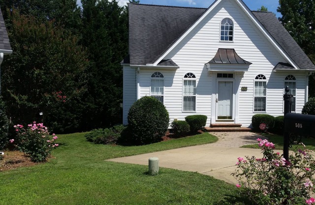 Entire tidy and cozy 2/1 home in prime location