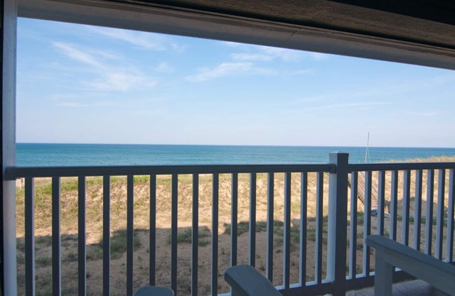 First Flight Retreat 215: Beachy and Breathable Condo, Oceanfront + Access to Po