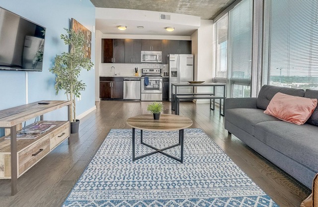 Frontdesk | Stunning 2BR Apt High-Rise in Uptown