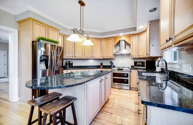 Gorgeous Three-Level Home w/Free WiFi, Washer/Dryer, Game Room, Firepit