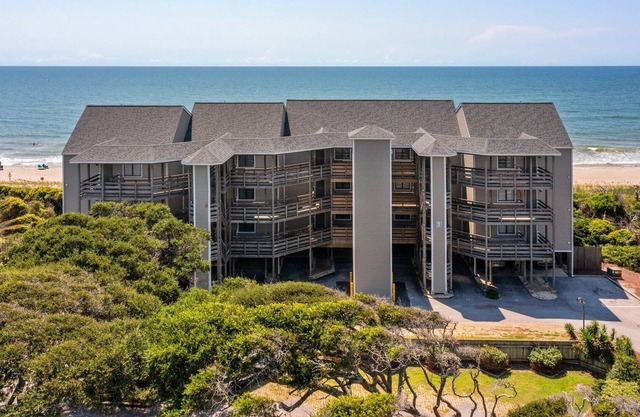 Great Oceanfront Condo! 2 BR with WiFi and pools!