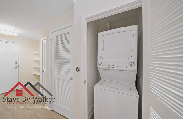 High Rise Lux Condo + King Bed + 22nd Floor Great Views!