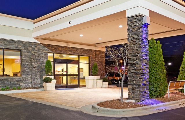 Holiday Inn Express Greensboro-I-40 at Wendover, an Ihg Hotel