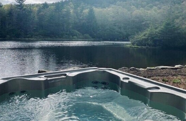 Hot Tub! Mountain Cottage* Hike, Bike, Grill, Golf