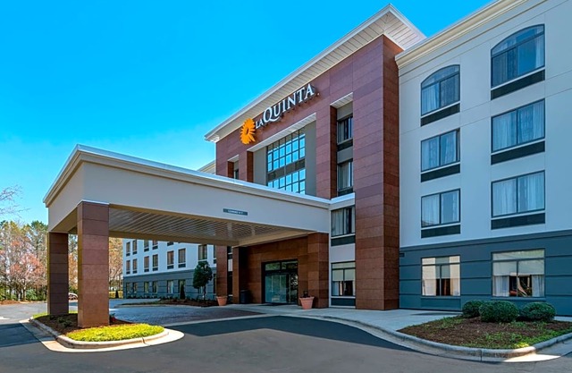La Quinta Inn & Suites by Wyndham Raleigh Downtown North