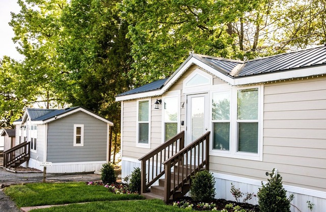 Lakefront Property One Bedroom Cabin #3 at Long Cove Resort - Flexible Cancellation! by RedAwning