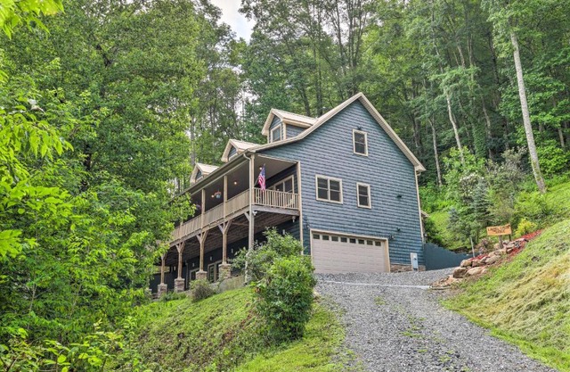 Laurel Creek Lodge with Hot Tub and Creek Access!