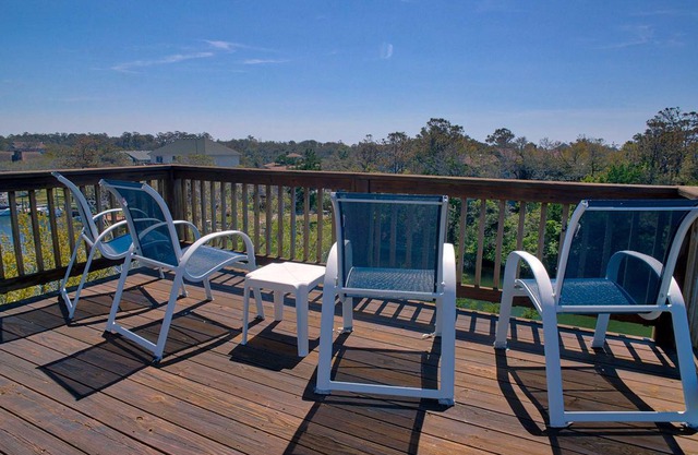 Lazy Parrot - Peaceful 3 Bedroom Canalfront Home in Frisco