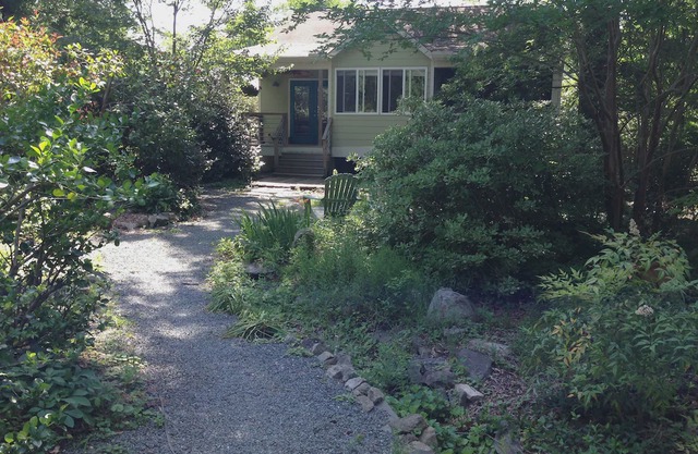 Lovely private Carrboro house–-steps from downtown
