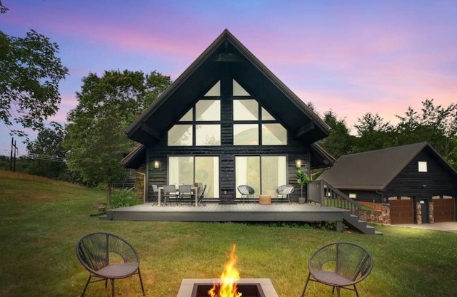 Luxury Mountain Retreat near Asheville w/ Hot Tub and Fire Pit