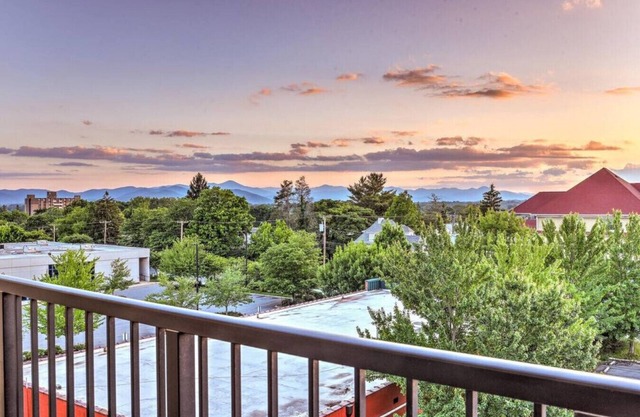 Modern Downtown Luxury with Balcony