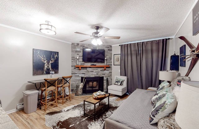 Mountain condo w/ a wood-burning fireplace & access to a pool, hot tub, & sauna!