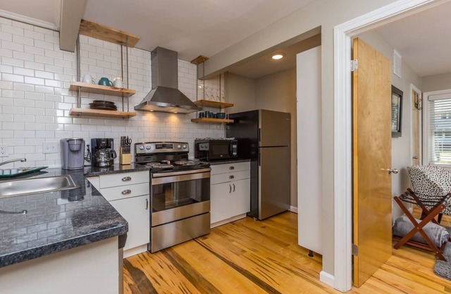 New Luxury 1BR Near Downtown and Hospital