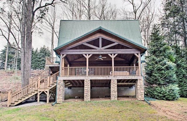 North Carolina Abode - Hot Tub, Foosball and Grill!