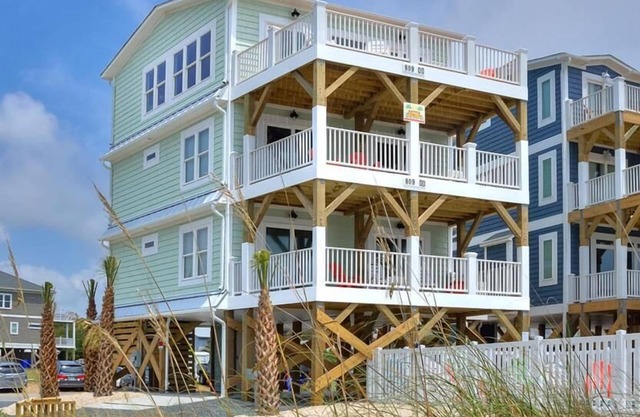 Oceanfront, 5 Bdrm/4.5 Bath/Sleeps 12-Walk to Pier!Breathtaking Views!