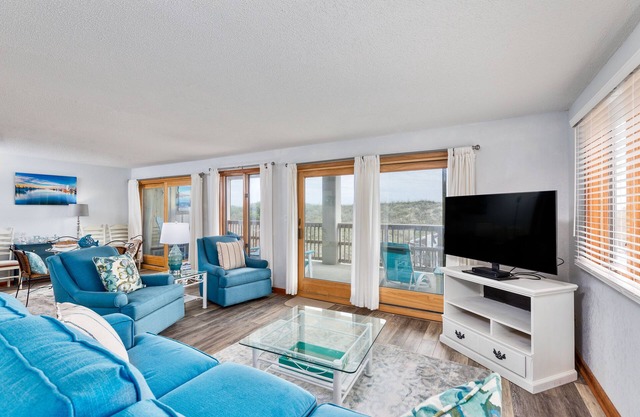 Oceanfront Nags Head condo! Beautifully appointed with community pool!