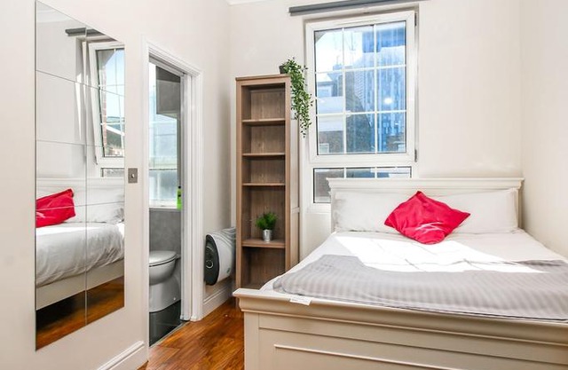 Private en-suite Room @ Liverpool street Brick Ln