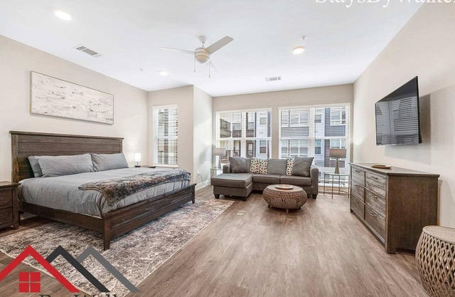 StaysByWalker Uptown Studio! KingBed/Gym/Pool/Spa